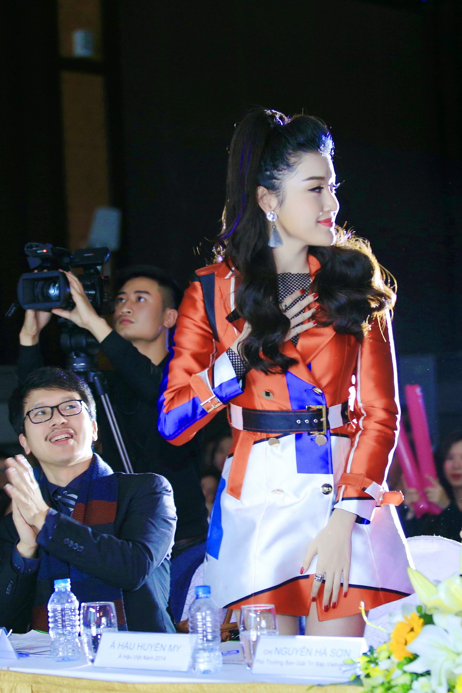 Huyen My du su kien can Tet anh 5