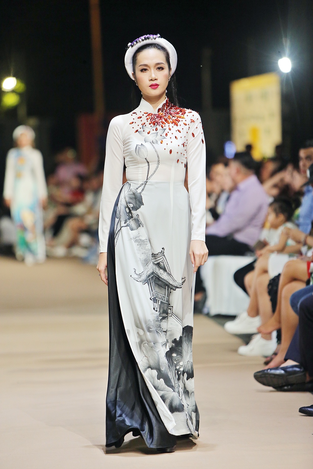 Anh Thu rang ro catwalk anh 5