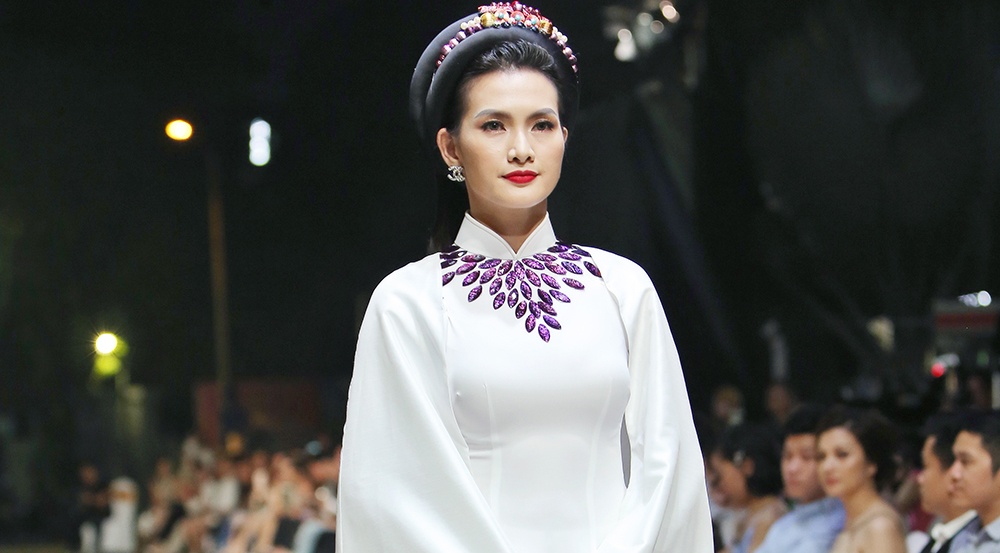 Anh Thu kieu sa khi lam vedette tren san dien hinh anh