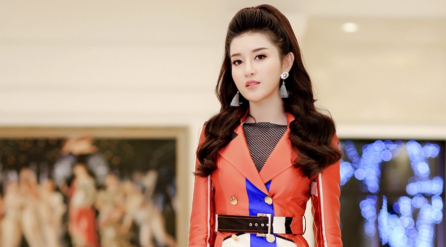 Huyen My doi phong cach rock chic du su kien can Tet hinh anh