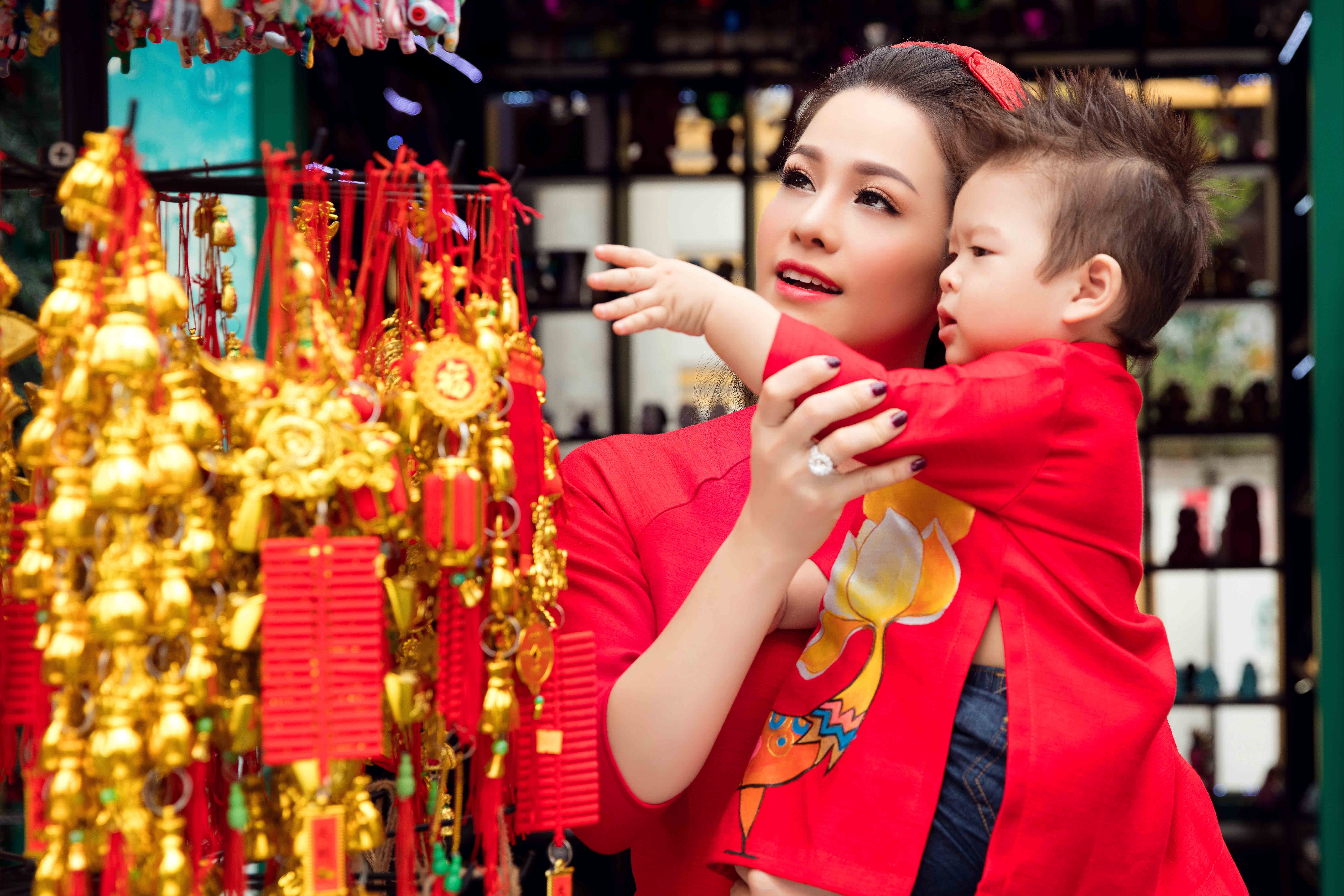 Nhat Kim Anh va con trai dien trang phuc doi dao pho hinh anh