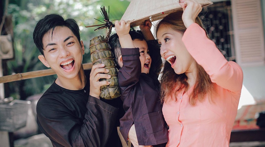 Gia dinh Khanh Thi mac ao ba ba goi banh chung don Tet hinh anh