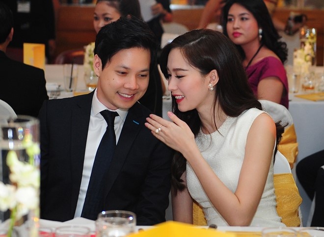 Dang Thu Thao hon ban trai trong tiec sinh nhat hinh anh