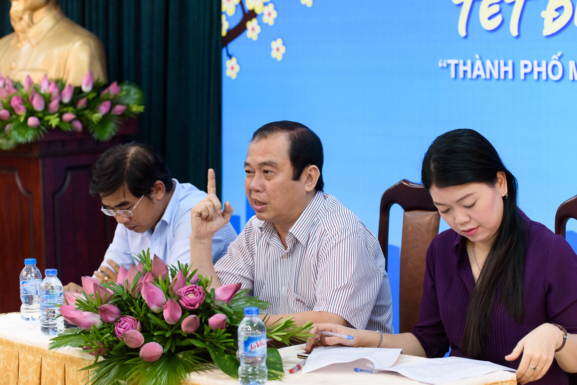 Le hoi Duong sach Tet Dinh Dau anh 1