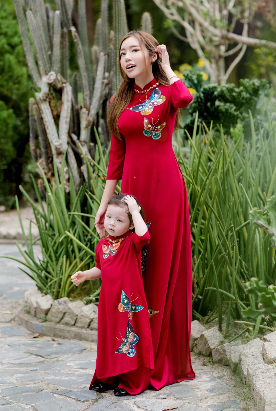 Elly Trần diện đồ đôi cùng con gái  ảnh 2 Elly Tran dien do doi cung con gai anh 2