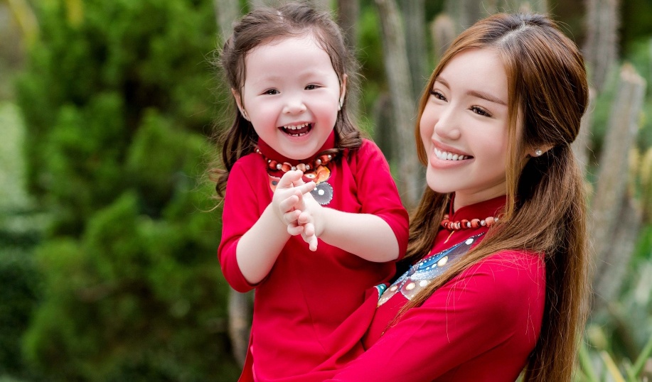 Elly Tran va con gai Cadie dien do doi ruc ro hinh anh