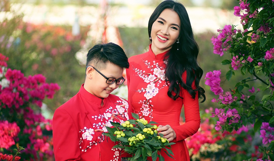 Anh Thu va con trai dien ao dai doi xuong pho ngay can Tet hinh anh