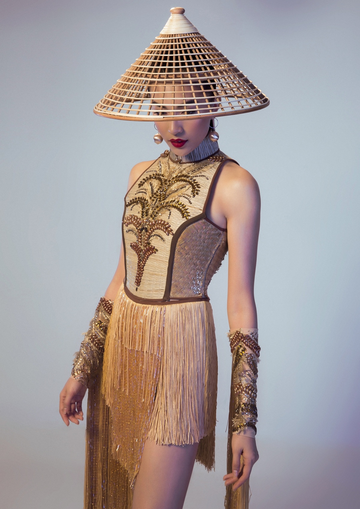 Trang phuc nang may cua Le Hang anh 1