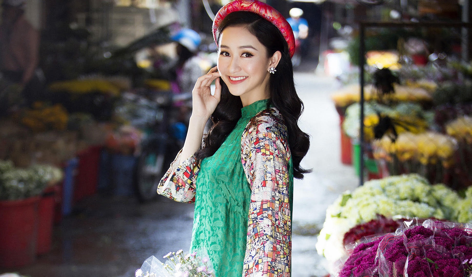 A hau Ha Thu dien ao dai lua di cho hoa Tet hinh anh