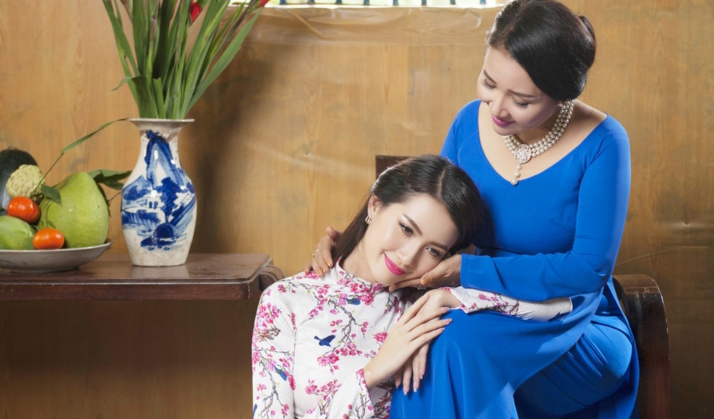 Phan Thi Mo va Ngan Quynh dien ao dai nen na don xuan hinh anh