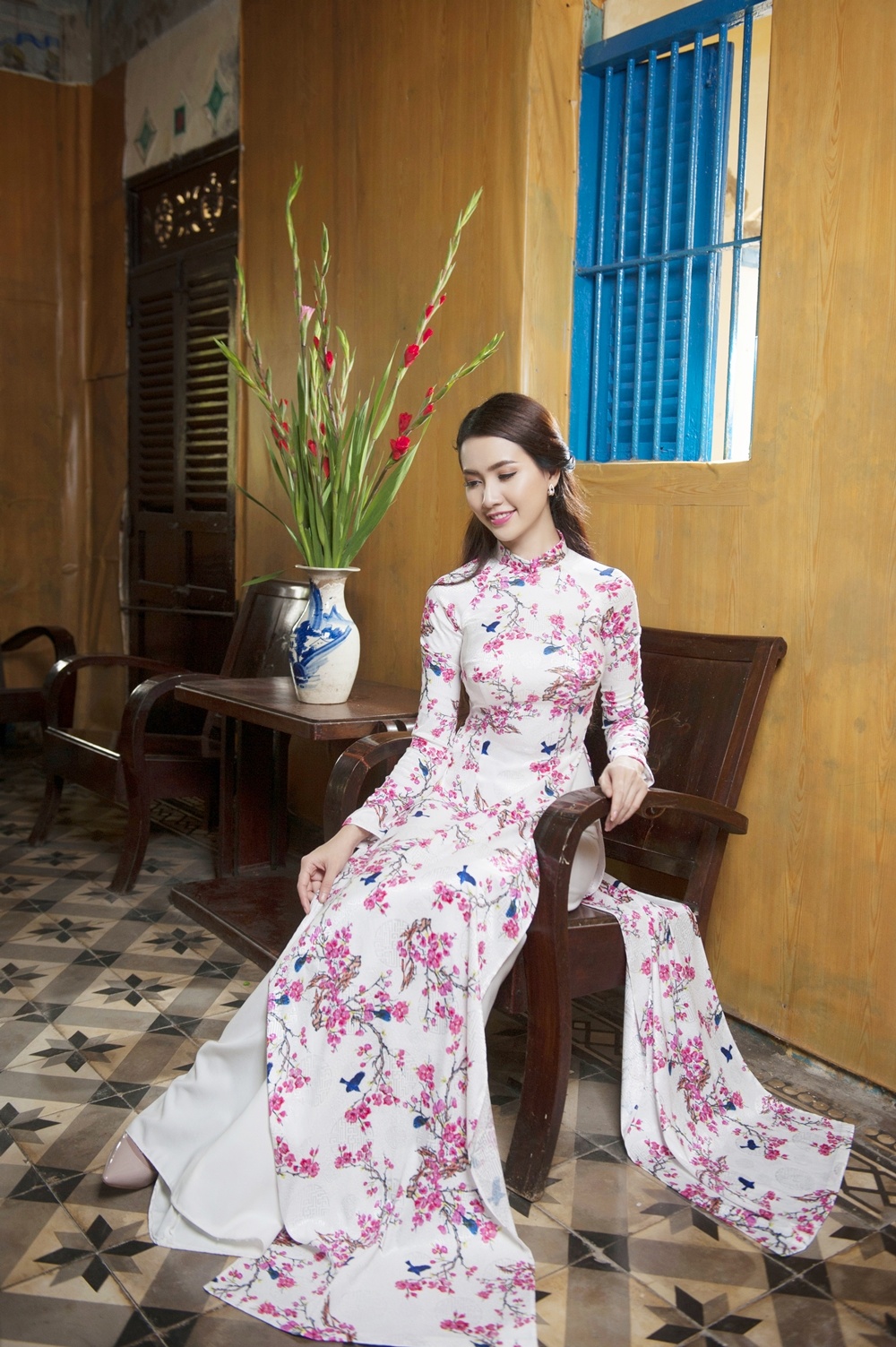 Phan Thi Mo dien ao dai nen na don xuan sang anh 8