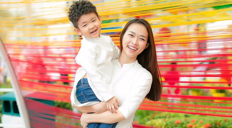 Diep Bao Ngoc cung con trai dien ao dai doi dao pho xuan hinh anh