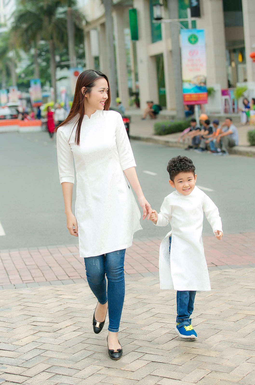 Diep Bao Ngoc cung con trai dao pho Tet anh 1