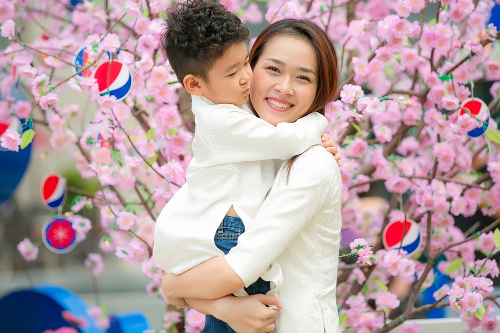 Diep Bao Ngoc cung con trai dao pho Tet anh 4