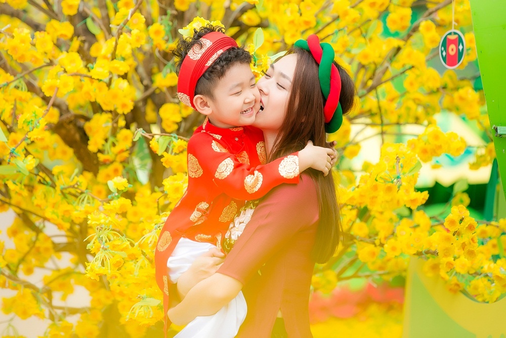 Diep Bao Ngoc cung con trai dao pho Tet anh 6
