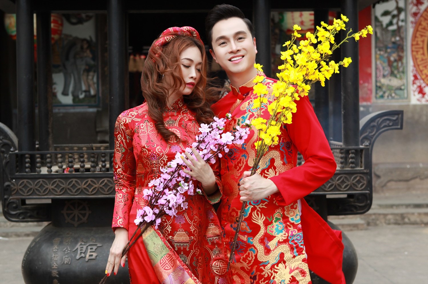 Nhat Tinh Anh va ban gai dien ao dai doi xuong pho anh 1