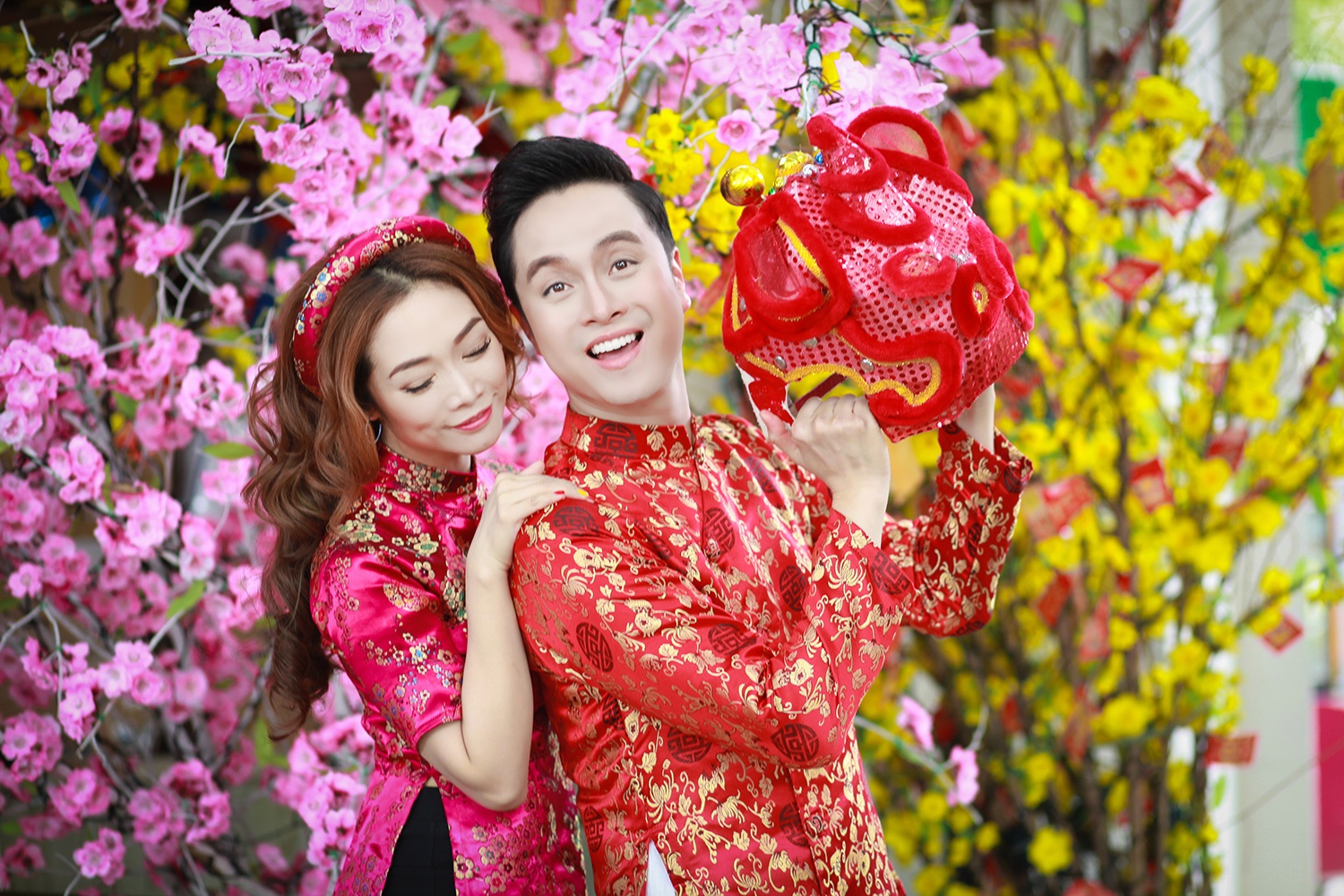 Nhat Tinh Anh va ban gai dien ao dai doi xuong pho anh 2