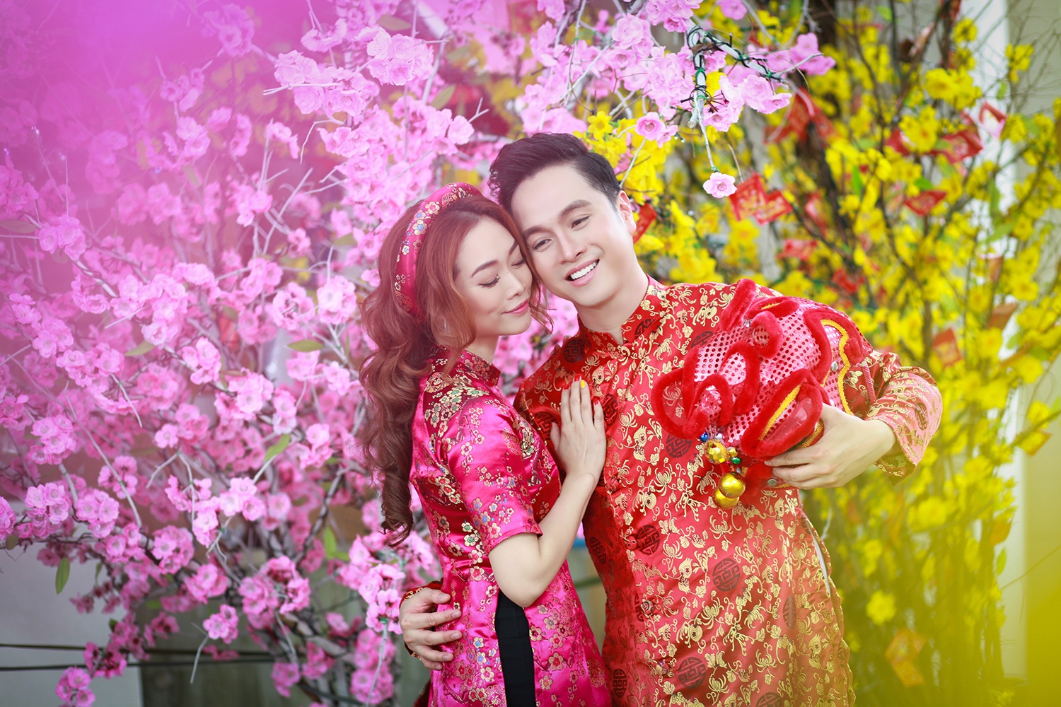 Nhat Tinh Anh va ban gai dien ao dai doi xuong pho anh 3