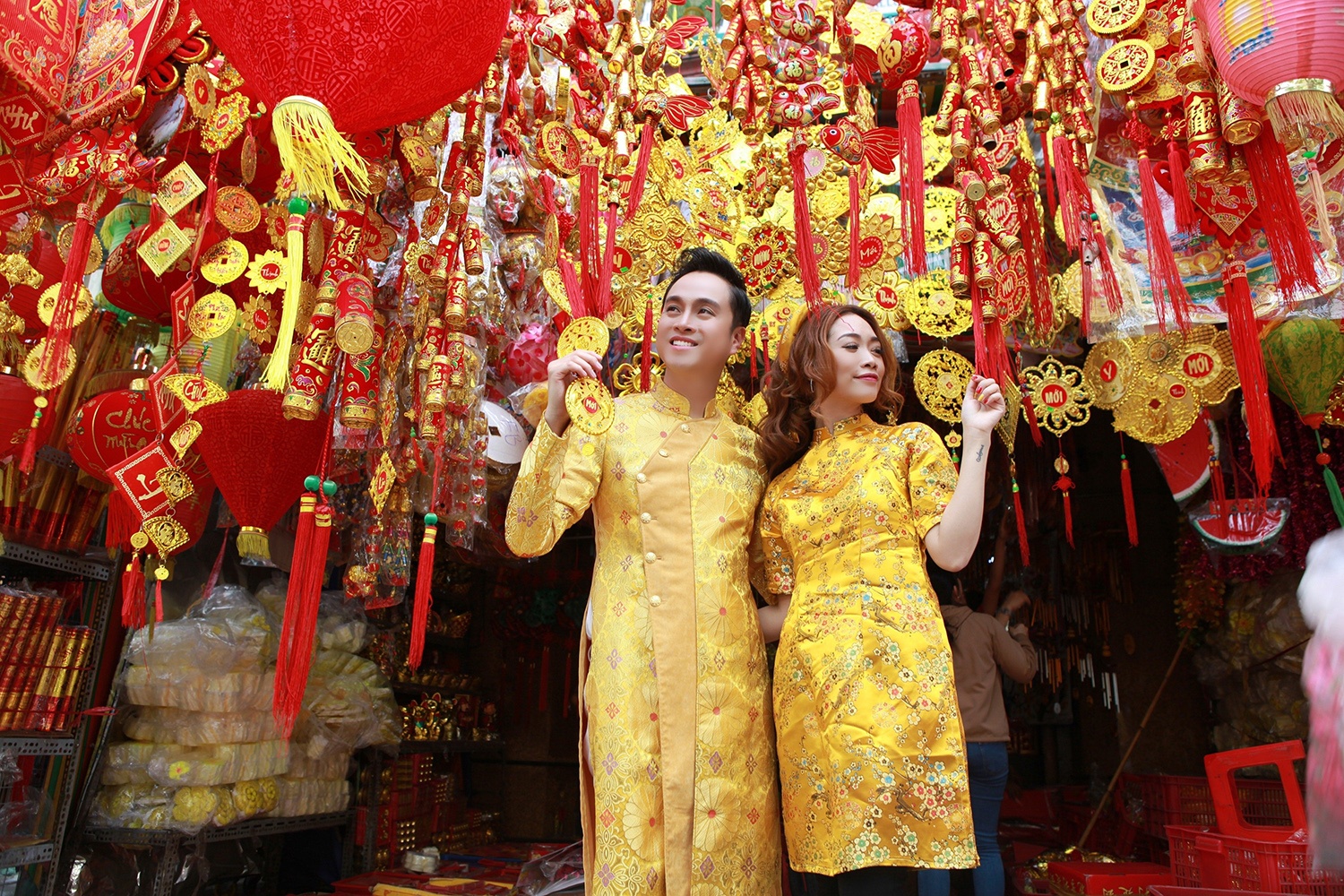 Nhat Tinh Anh va ban gai dien ao dai doi xuong pho anh 4