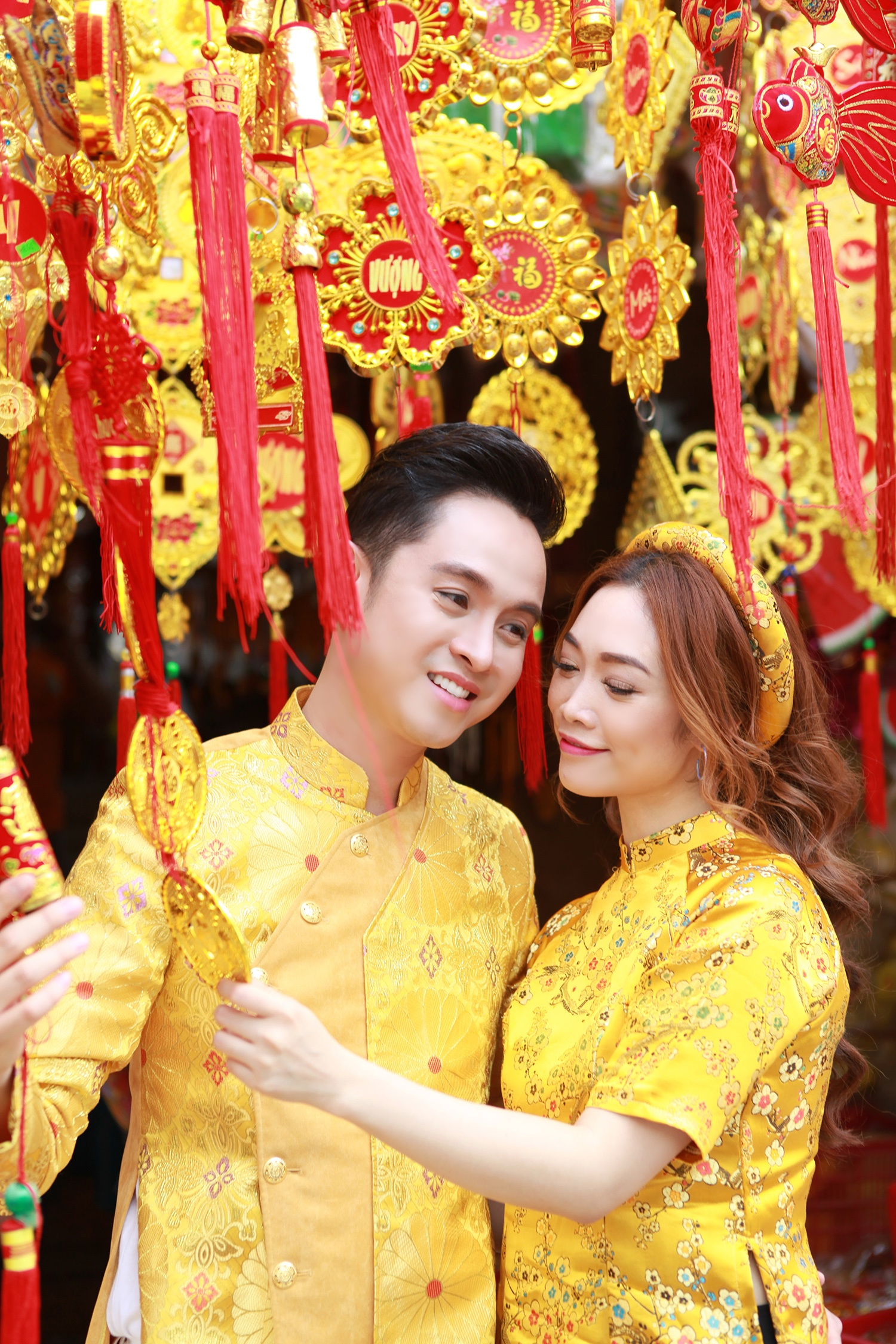 Nhat Tinh Anh va ban gai dien ao dai doi xuong pho anh 5