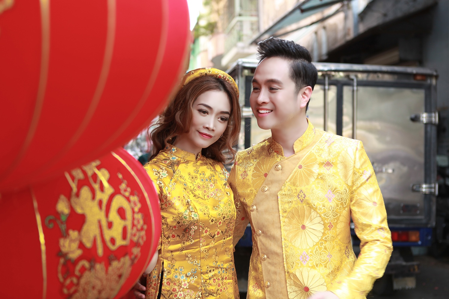 Nhat Tinh Anh va ban gai dien ao dai doi xuong pho anh 6