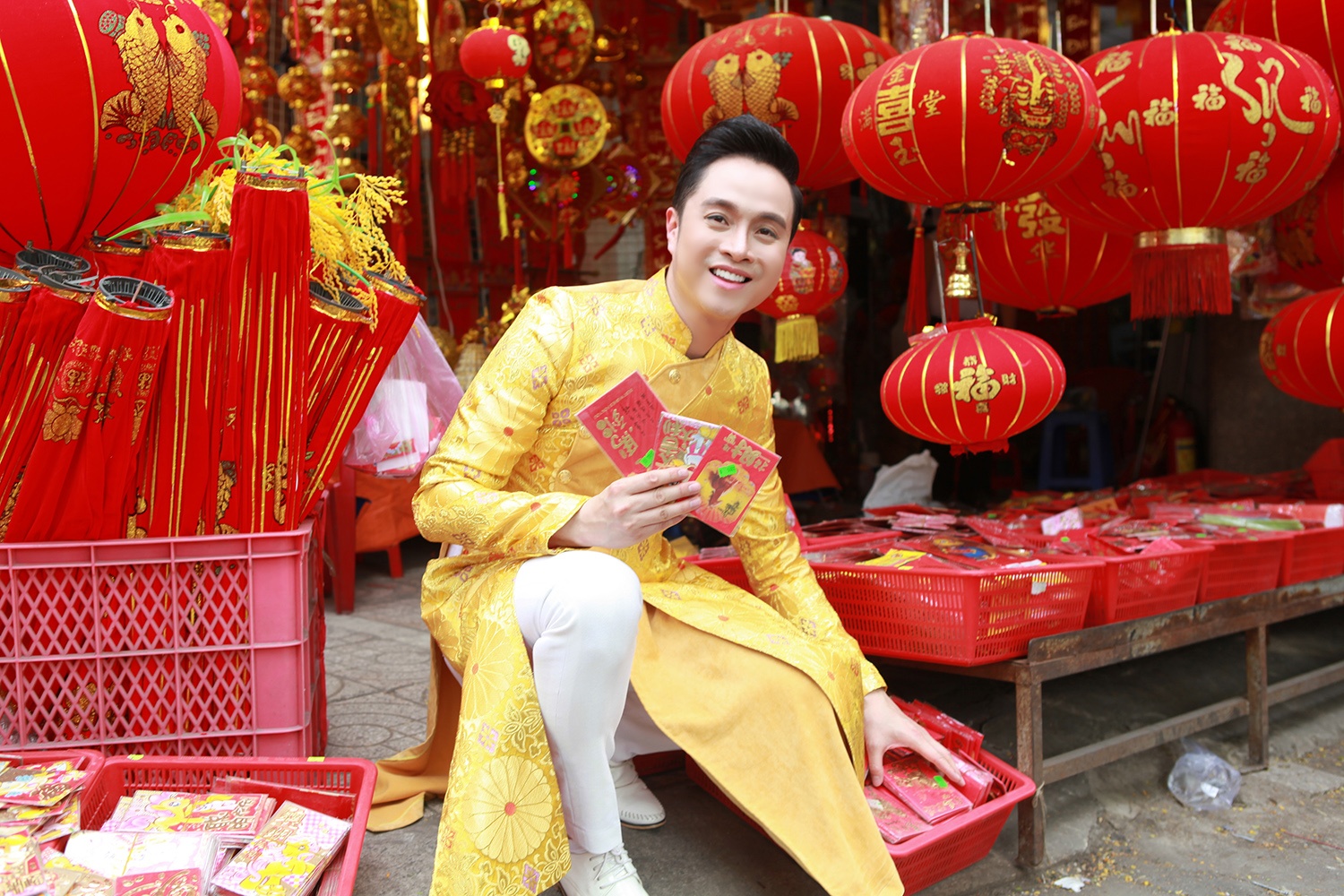 Nhat Tinh Anh va ban gai dien ao dai doi xuong pho anh 8