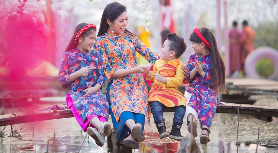Ngoc Han xung xinh ao dai xuan cung dan mau nhi hinh anh