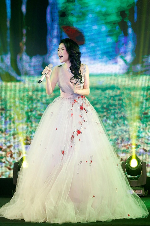 Người đẹp Việt đụng hàng Hoa hậu Hoàn vũ ảnh 9 Nguoi dep Viet dung hang Hoa hau Hoan vu anh 9