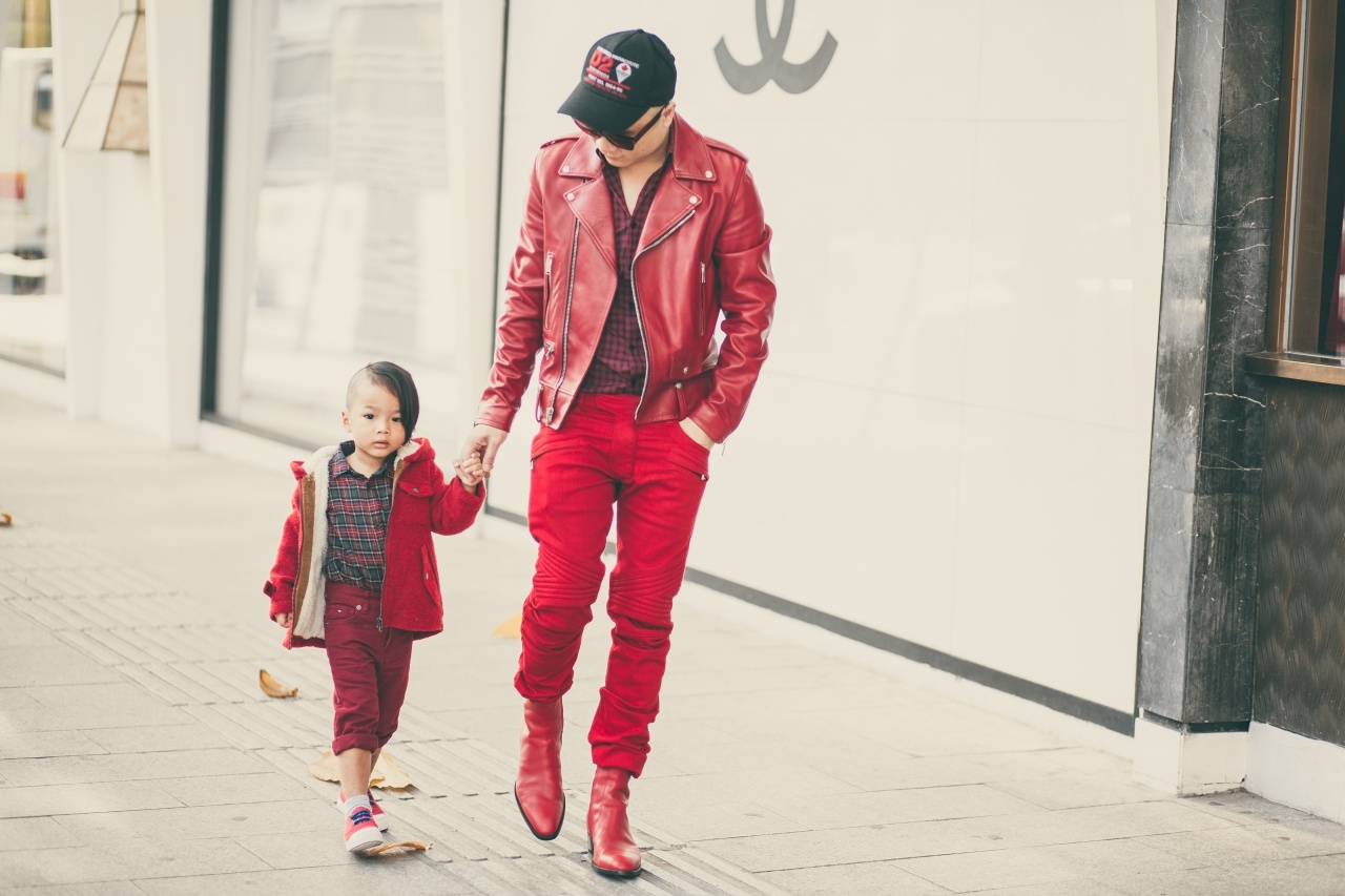 Con trai nuôi của Đỗ Mạnh Cường dạo phố cuối tuần ảnh 1 Con trai nuoi cua Do Manh Cuong dao pho cuoi tuan anh 1