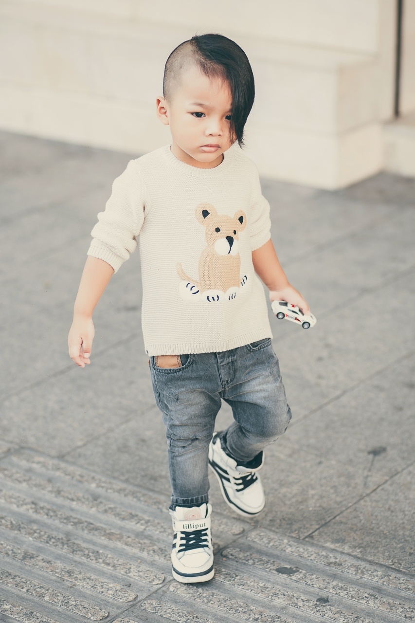 Con trai nuôi của Đỗ Mạnh Cường dạo phố cuối tuần ảnh 6 Con trai nuoi cua Do Manh Cuong dao pho cuoi tuan anh 6