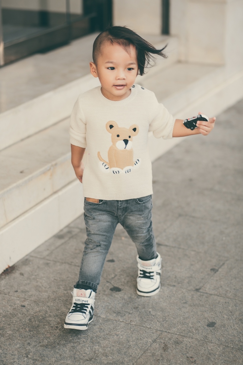 Con trai nuôi của Đỗ Mạnh Cường dạo phố cuối tuần ảnh 7 Con trai nuoi cua Do Manh Cuong dao pho cuoi tuan anh 7