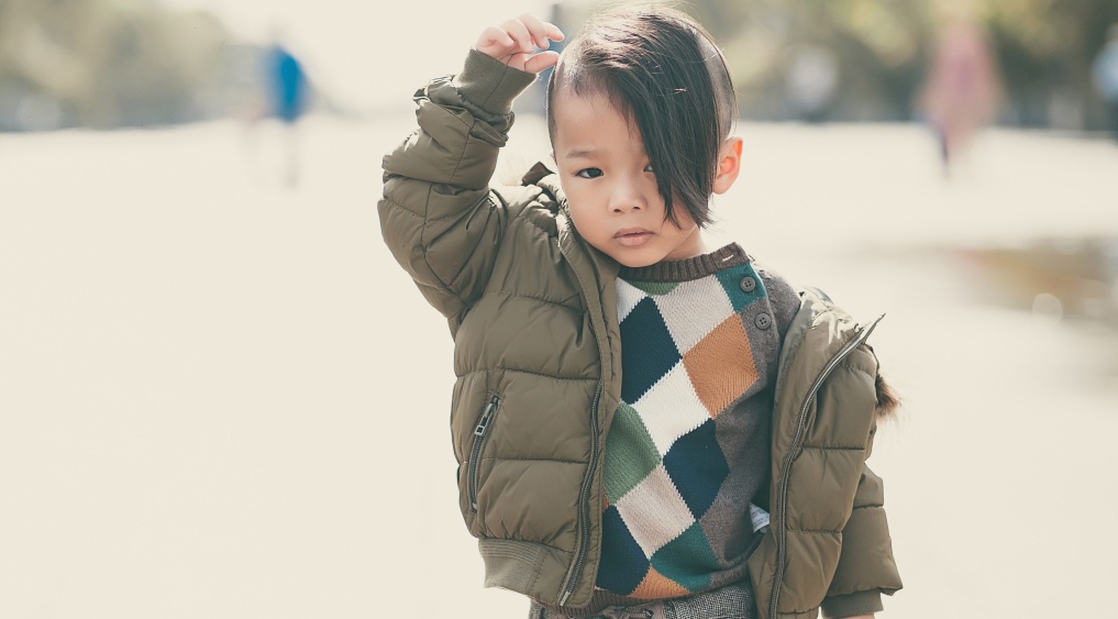 Con trai nuoi cua Do Manh Cuong dien dep xuong pho hinh anh