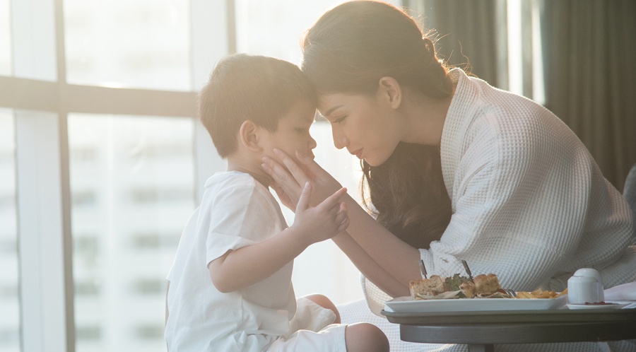 Quynh Chi gap lai con trai o My sau thoi gian xa cach hinh anh