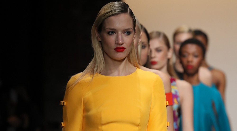 Nha thiet ke Viet trinh lang BST moi o New York Fashion Week hinh anh