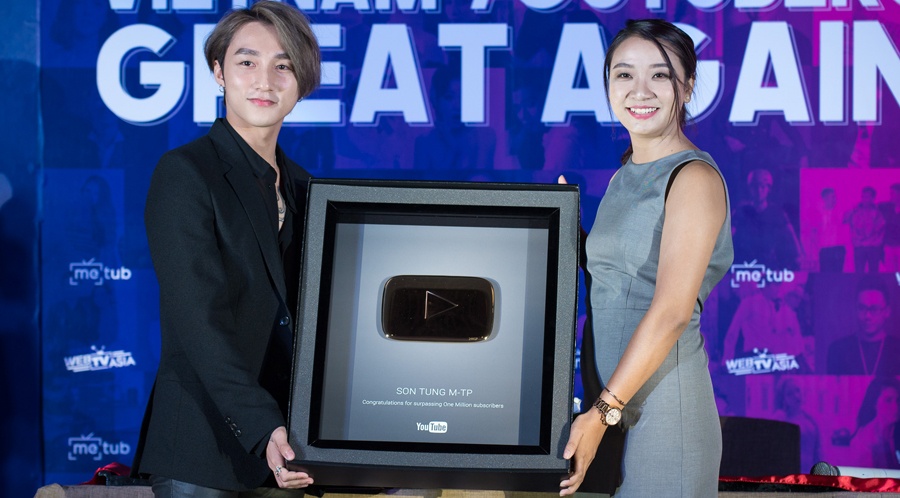 Son Tung M-TP hanh dien nhan nut vang cua YouTube hinh anh