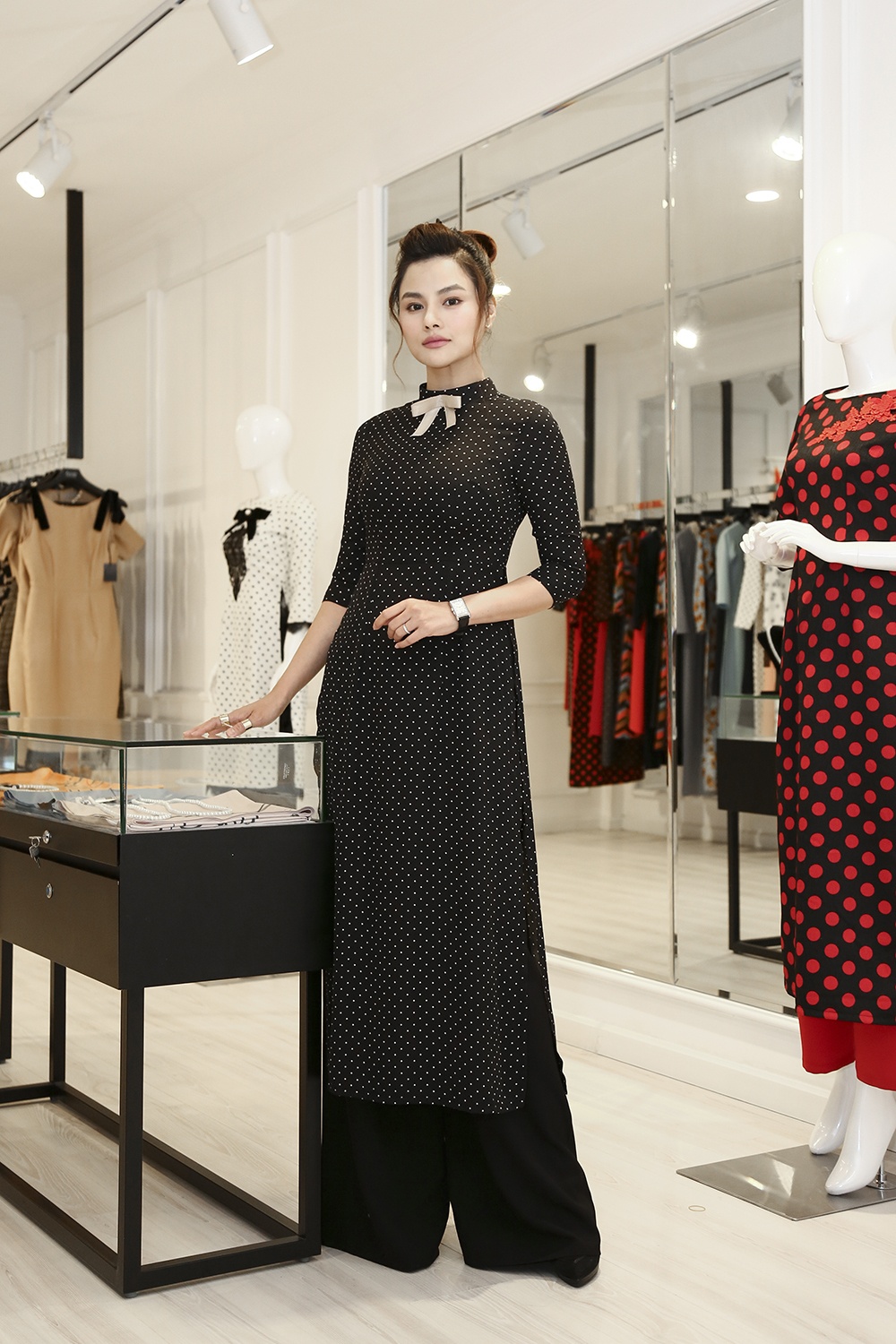 Vu Thu Phuong dien ao dai nen na anh 2