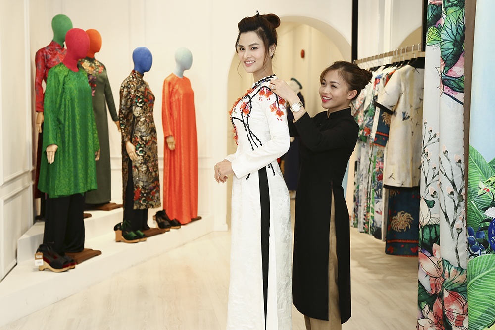 Vu Thu Phuong dien ao dai nen na anh 3