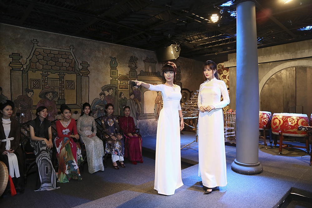 Vu Thu Phuong dien ao dai nen na anh 5