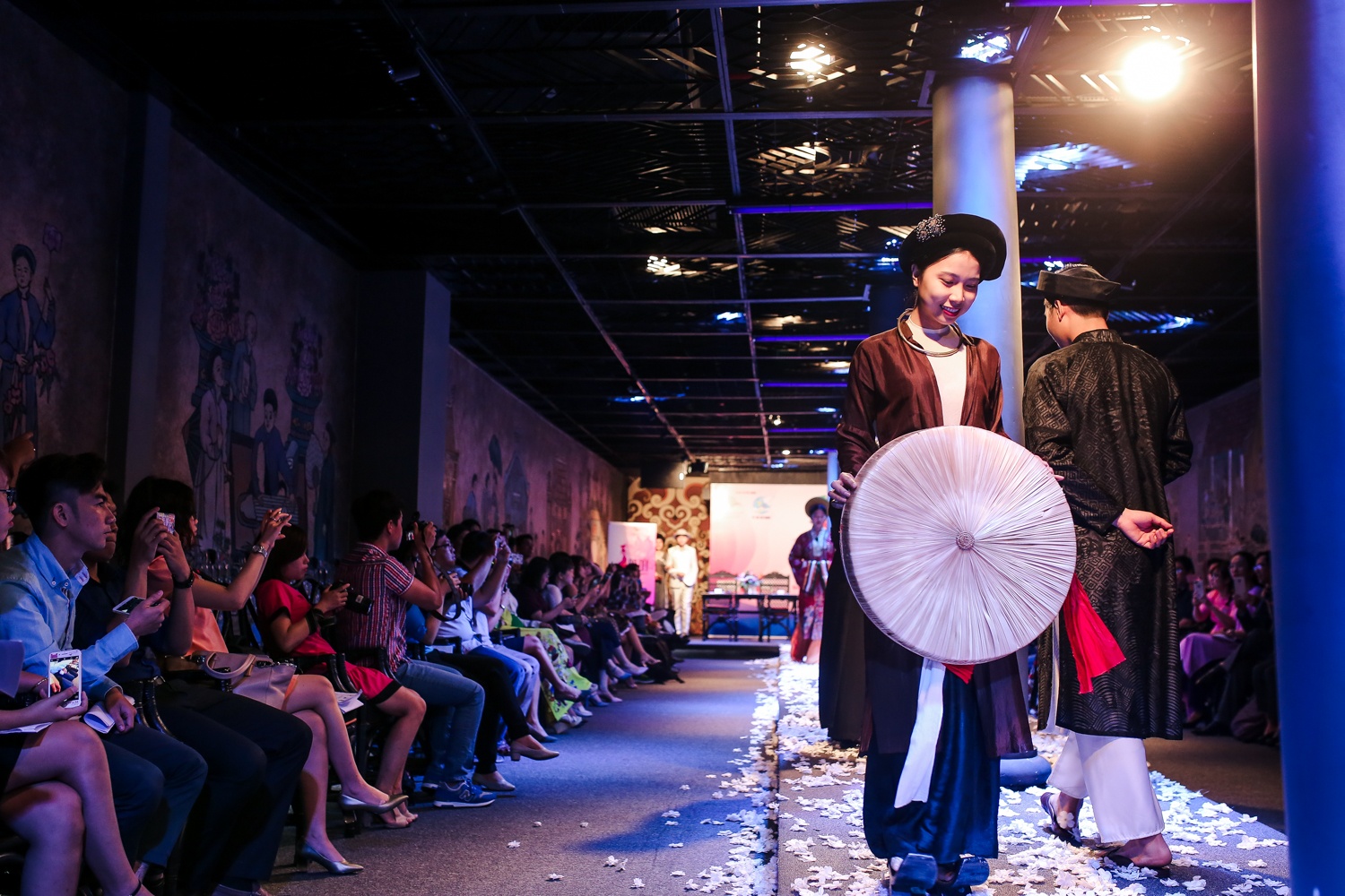 Do My Linh duyen dang voi ao dai trang anh 6