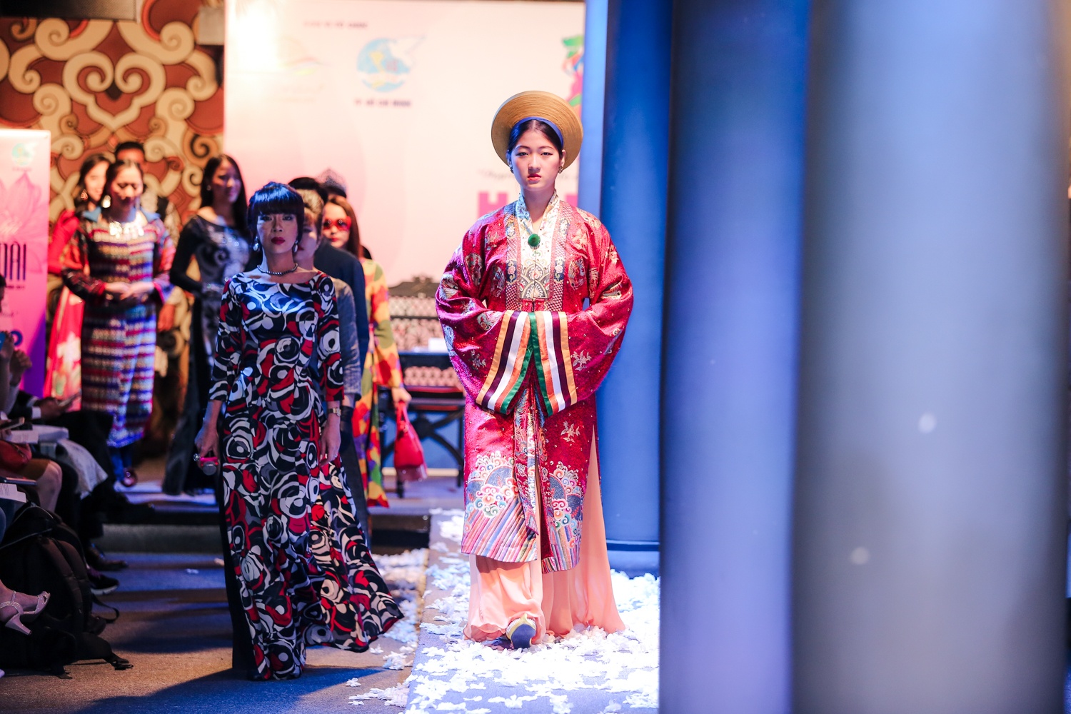 Do My Linh duyen dang voi ao dai trang anh 7