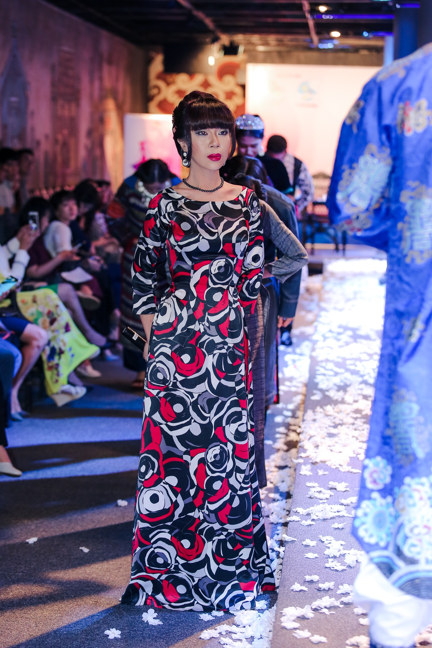 Do My Linh duyen dang voi ao dai trang anh 8