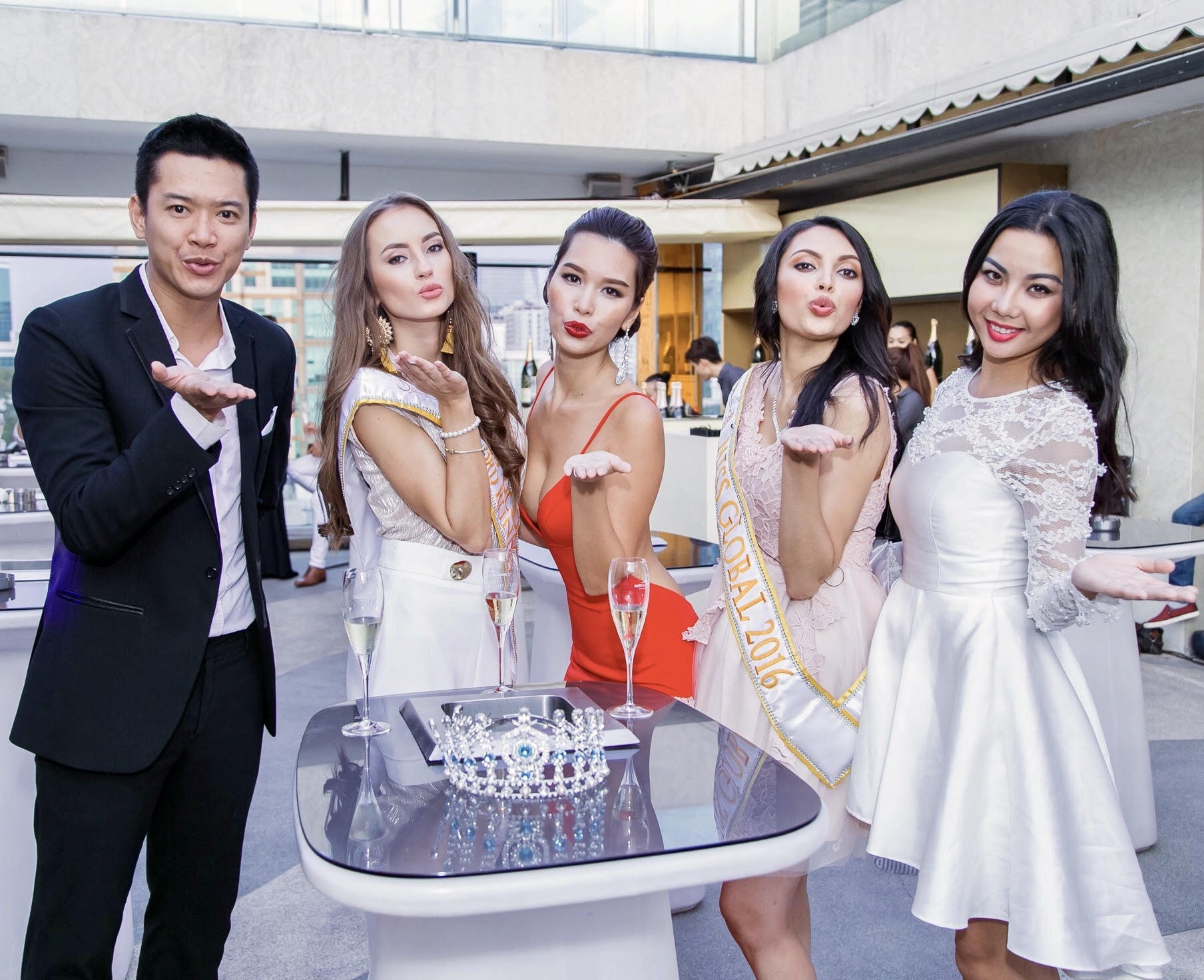 Hà Anh gợi cảm bên Hoa hậu Toàn cầu 2016 ảnh 9 Ha Anh goi cam ben Hoa hau Toan cau 2016 anh 9