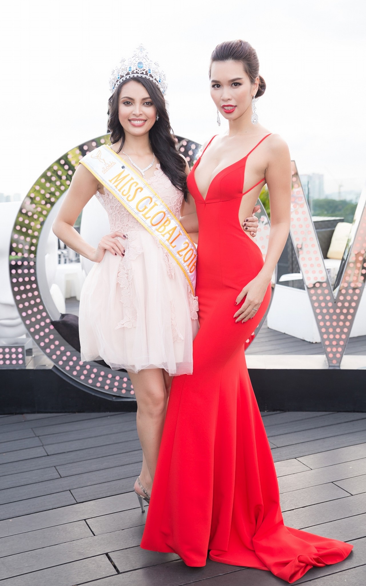 Hà Anh gợi cảm bên Hoa hậu Toàn cầu 2016 ảnh 2 Ha Anh goi cam ben Hoa hau Toan cau 2016 anh 2