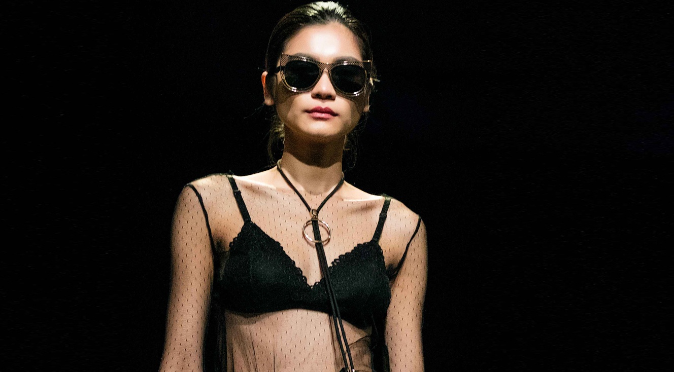 Nguoi mau dien noi y tren san dien Tuan le thoi trang Viet hinh anh