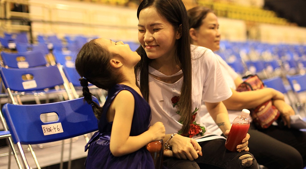 Vo cu Lam Vinh Hai dua con gai di su kien giua on ao ly hon hinh anh