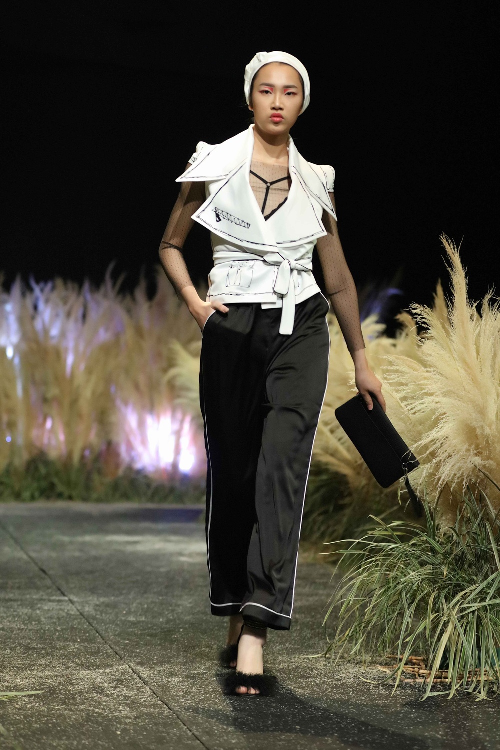 Người mẫu diện nội y ở Tuần lễ thời trang Việt ảnh 3 Nguoi mau dien noi y o Tuan le thoi trang Viet anh 3