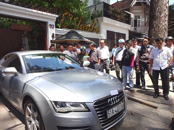 Hoa hau Thu Hoai bi phat vi lan chiem via he anh 1