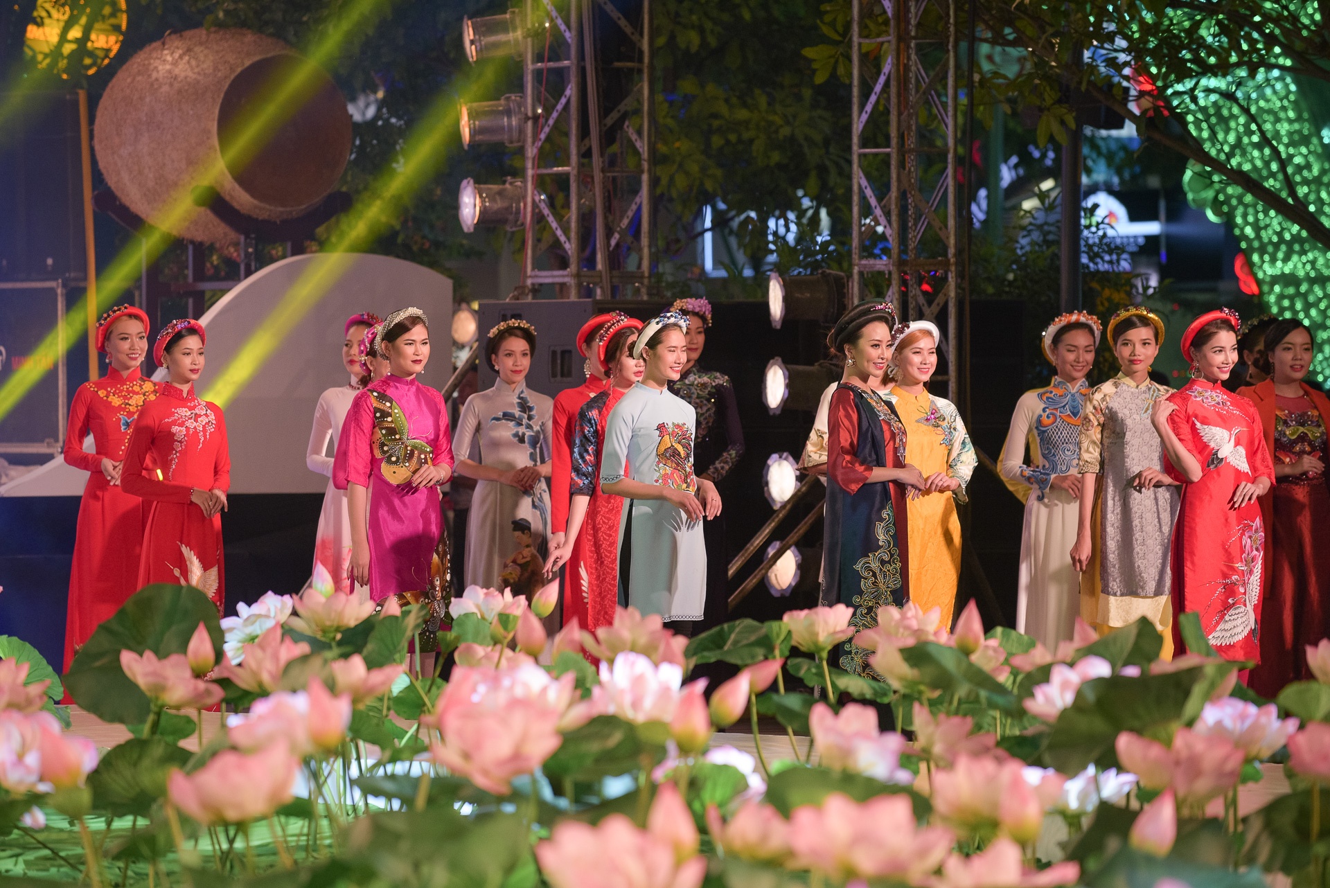 Ly Nha Ky du Le hoi Ao dai anh 9