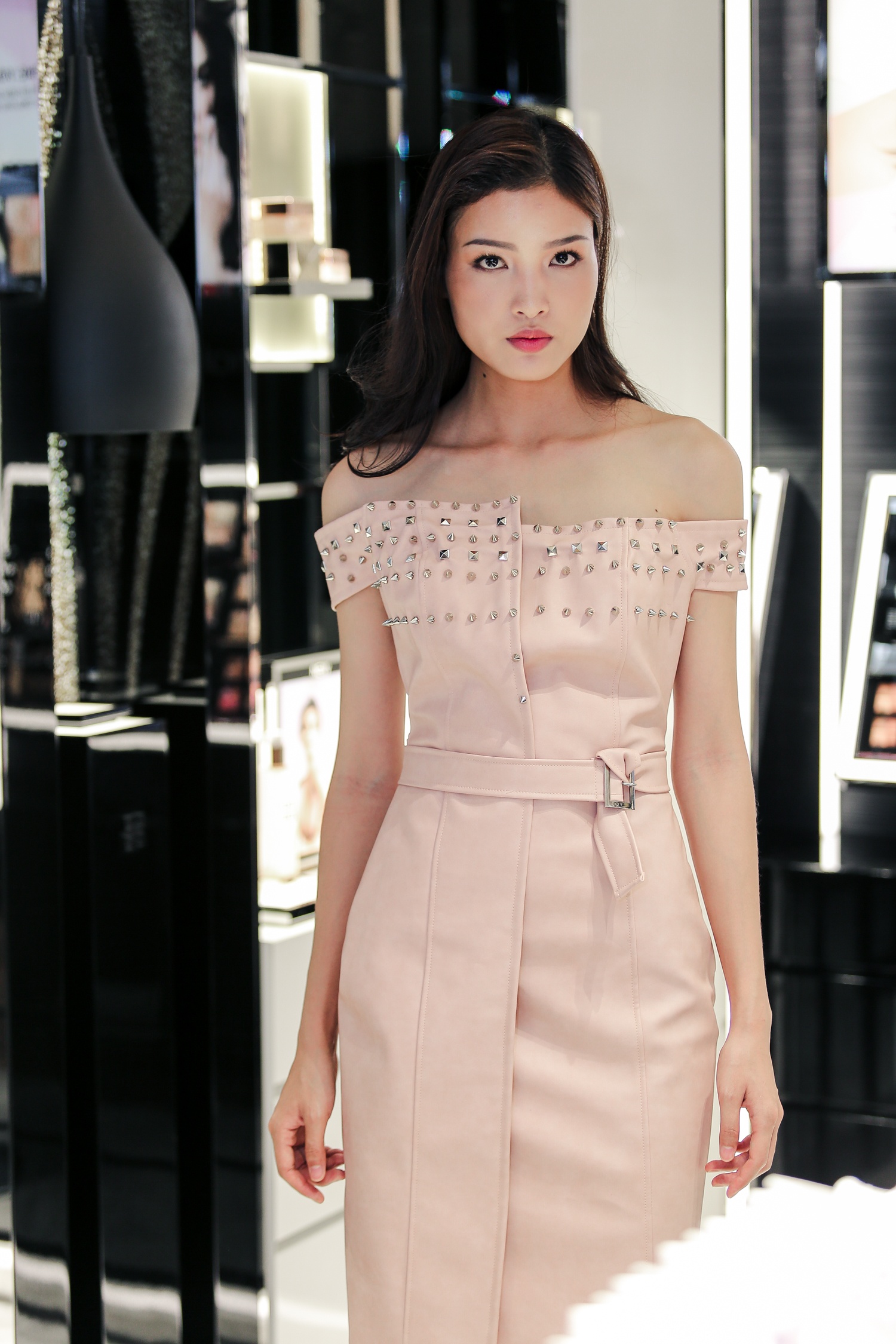 Thanh Hang dien mot vest 'giau quan' anh 7