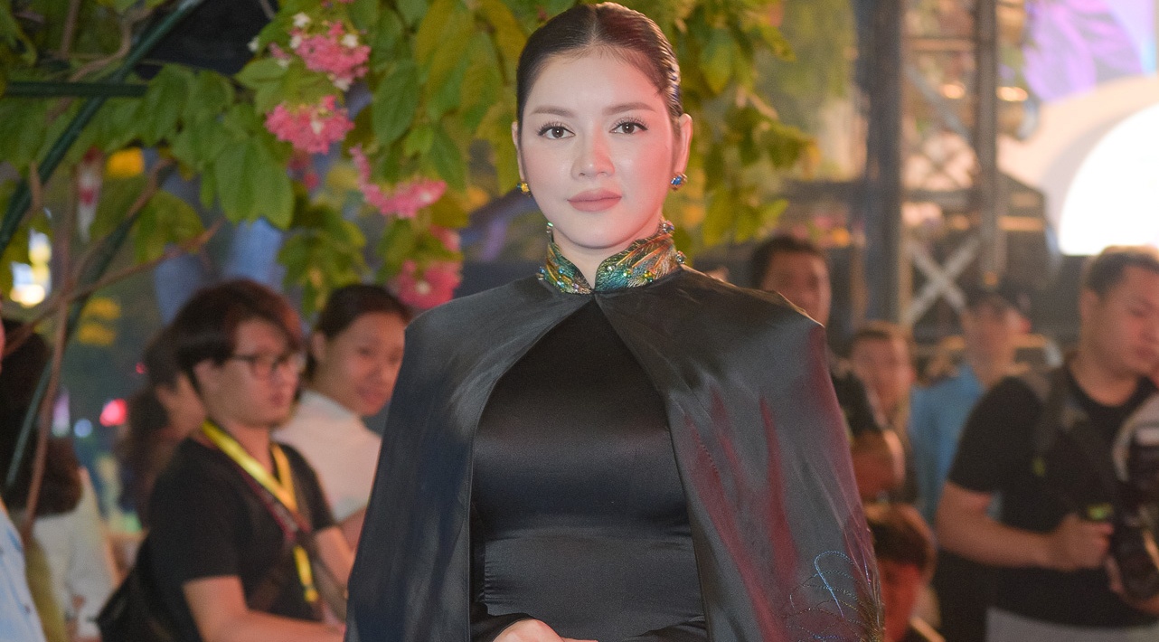 Ly Nha Ky dien ao dai den du Le hoi Ao dai tren pho di bo Sai Gon hinh anh